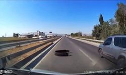 Karacabey’de Anayolda Araç Kamyon Lastiğine Çarptı, Sürücü Kontrolü Zor Kurtardı