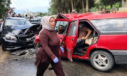 Kaygan Yolda Feci Kaza: Mercedes ve Tofaş Kafa Kafaya Çarpıştı