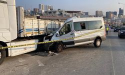 Mersin’de Yurt Çocuklarını Taşıyan Minibüs Tıra Çarptı: 2 Ölü, 10 Yaralı