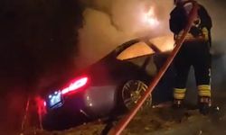 Bolu’da Lüks Otomobil Yol Kenarındaki Ağaçlara Çarpıp Alev Aldı