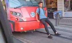 Bursa’da Tramvayın Arkasına Oturan Çocuk Yürekleri Ağza Getirdi