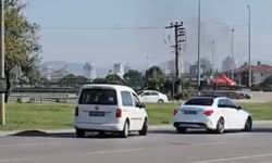 Bursa’da Yolu Kaçıran Sürücü, Anayolda Geri Gidip Ticari Araca Çarptı