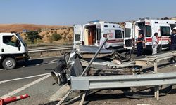D200 Kara Yolunda Otomobil Bariyerlere Çarptı: 1 Ölü, 4 Yaralı