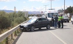 Kaza Kameraya Yansıdı Sivas’ta Otomobil Tırla Bariyerler Arasında Kaldı