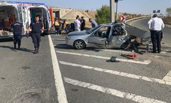 Kırıkkale’de Bariyerlere Çarpan Otomobil Hurdaya Döndü: 5 Yaralı