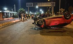 Kontrolden Çıkan Araç Kaldırımdaki Yayalara Çarptı, Takla Attı