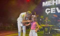 Mehmet Çevik Gemlik’te Ücretsiz Sahneye Çıkarak Hemşehrilerini Coşturdu