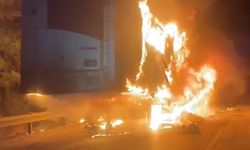 Adana’da et yüklü tır dorsesi yandı, otoyolda uzun kuyruk oluştu