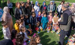 Anaokulu Öğrencileri Kuş Yuvalarını Boyayıp Ağaçlara Astı
