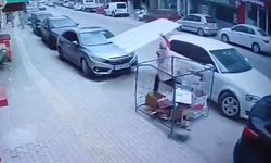 Bursa’da Binadan Kopan Çatı Parçaları Park Halindeki Araca Çarptı