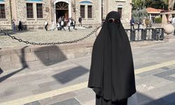 Çarşaf Giyip Sokakta Gezen Erkek Gözaltına Alındı
