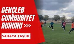 Gençler Cumhuriyet Ruhunu Sahaya Taşıdı