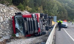 İnegöl’de Yem Yüklü TIR Devrildi: Sürücü ve Eşi Yaralı