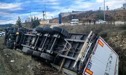 Kastamonu’da Sunta Yüklü Tır Şarampole Devrildi