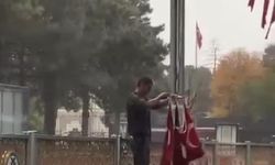 Şiddetli Rüzgar Türk Bayraklarını Kopardı, Duyarlı Vatandaş Dikkat Çekti