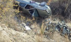 Tosya D100’de Bariyerlere Çarpan Otomobil Şarampole Uçtu