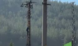 Trafik cezasına öfkelenen sürücü sanayiyi karıştırdı: Direğe çıkıp intihar girişiminde bulundu