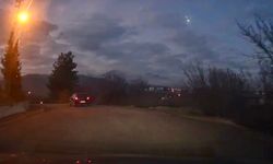 Bir Anda Belirdi ve Kayboldu! Araç Kamerası Meteor Anını Kaydetti