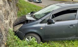 Genç Futbolcu İdmana Giderken Kaza Yaptı! Otomobil Duvara Çarptı