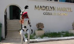 Güzellik Salonunun Yeni Çalışanı Robot Oldu!