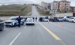Hafif Ticari Araç ile Polis Aracı Kafa Kafaya Çarpıştı: Bir Polis Yaralı