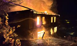 İki Katlı Ahşap Ev Alevlere Teslim: Yangın Söndürme Çalışmaları Devam Ediyor