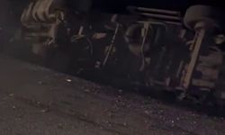 Kamyon Devrildi, Mahalle Elektriksiz Kaldı!