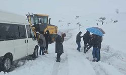 Kar Alarmı: Mahsur Kalan Minibüsler Kurtarıldı