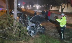 Kontrolden Çıkan Otomobil Zincirleme Çarptı: Sürücü Hastaneye Kaldırıldı