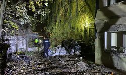 Otoban Köprüsünde Feci Kaza Araçlar Bariyerleri Aşarak Bahçeye Düştü