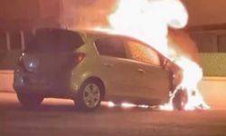 Park Halindeki Otomobil Bir Anda Alev Aldı!