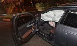 Sağanak Yağış Trafik Kazasına Sebep Oldu: Direk Aracın Üzerine Devrildi