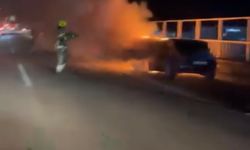 Seyir Halindeki Otomobil Alev Aldı: İtfaiye Ekipleri Hızlı Müdahale Etti