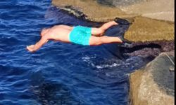 Soğuğa Meydan Okudu! Herkes Üşürken O Denize Girdi