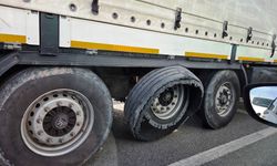 Tehlikeli Yolculuk! Lastiği Parçalanan Tır Trafikte Panik Yarattı