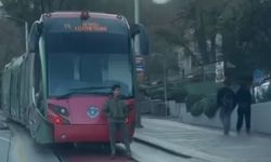 Tramvayın Arkasına Oturan Çocuk Görenleri Şaşırttı!