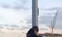 Üç Çocuktan Gururlandıran Hareket: Katlanan Türk Bayrağını Kurtardılar