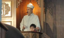 Van’da Yürekleri Isıtan Cuma Anı İmam, Minbere Çıkan Çocuğu Kucağına Alıp Hutbeyi Birlikte Okudu
