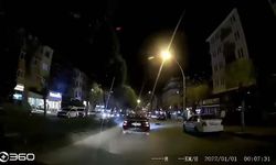 Yürek Burkan Anlar: Kedi Araç Altında Kalarak Telef Oldu