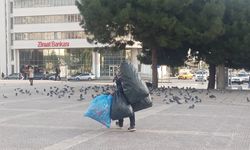 Yürek Burkan Görüntü: Yaşlı Adamın Sırtındaki Yük Hayat Mücadelesini Anlattı