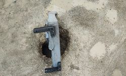 Altyapı çalışması sonrası çöken yolda esnaf kanepeyle önlem aldı