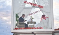 Cam Vitrindeki Gelin ve Damat Görenleri Şaşırttı