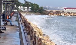 Doğu Akdeniz’de Deniz Taştı Mersin’de Dev Dalgalar Kıyıları Dövdü