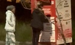 Giysi Kumbarasından Kıyafet Çalan 3 Kişi Kamerada!