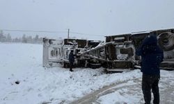 Kar Yağışı Kazayı Getirdi! Tır Devrildi