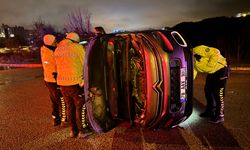 Kontrolden Çıkan Araç Kaldırıma Çarpıp Devrildi!