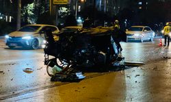 Otomobil refüje çarptı, araç alev aldı: 1’i ağır 2 yaralı