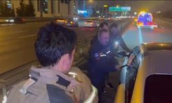 Şeritte uykuya dalan sürücüyü itfaiye ekipleri camı kırarak uyandırdı