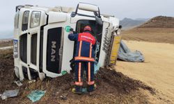 Tır Virajı Alamadı, Sürücü Yaralandı