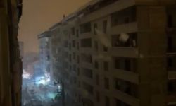 Çatıdan Kopan Dev Kar Kütlesi Elektrik Direklerini Yıktı